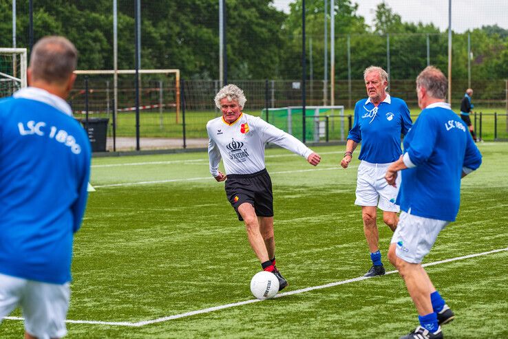 Zaterdag voetbalden de veteranenteams van de oudste voetbalclubs van Nederland bij ZAC. - Foto: Peter Denekamp