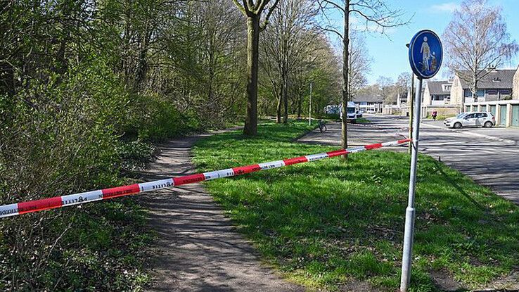 Een 70-jarige vrouw uit Zwolle werd zwaargewond aangetroffen aan de Schie ter hoogte van de Rijnlaan in Zwolle nabij het viaduct. - Foto: Politie Basisteam Zwolle