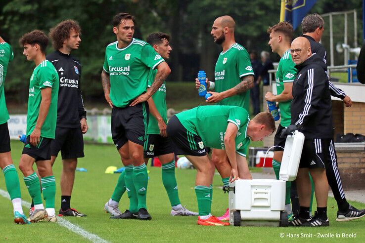 In beeld: Grieperig PEC Zwolle verliest in Hattem van FC Emmen  - Foto: Hans Smit