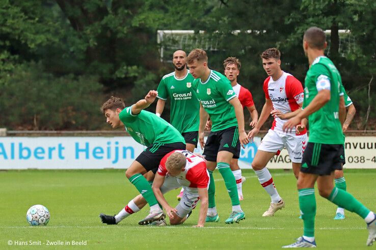 In beeld: Grieperig PEC Zwolle verliest in Hattem van FC Emmen  - Foto: Hans Smit
