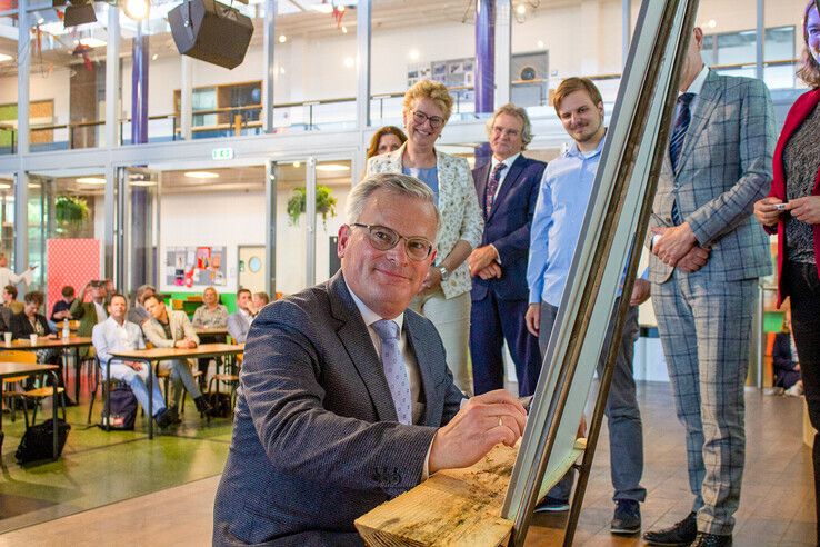 Gert Harm ten Bolscher (SGP) zet zijn handtekening onder het nieuwe coalitieakkoord. - Foto: Ruben Meinten