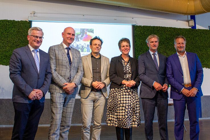 De kandidaat-gedeputeerden van de provincie. Van links af Gert Harm ten Bolscher (SGP), Erwin Hoogland (VVD), Tijs de Bree (PvdA), Liesbeth Grijsen (BBB), Maurits von Martels (BBB) en Martijn Dadema (GroenLinks). - Foto: Ruben Meinten