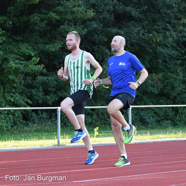 Tadema en Thijs Post van SportService Zwolle in actie verbonden door een groene polsband. - Foto: Jan Burgman