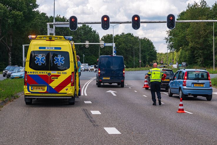 Een bestelbus botste achterop een personenauto op de IJsselallee. - Foto: Peter Denekamp