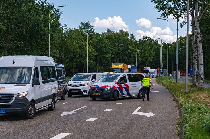 Door het ongeval ontstond enige overlast voor het overige verkeer. - Foto: Peter Denekamp