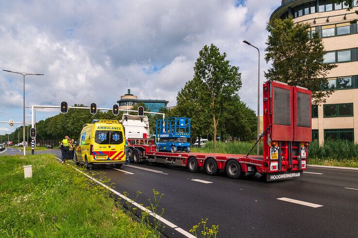 Op de IJsselallee botste een vrachtwagen achterop een personenauto. - Foto: Peter Denekamp