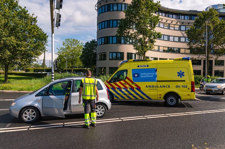 De automobilist en het kind zijn per ambulance overgebracht naar het Isala ziekenhuis. - Foto: Peter Denekamp