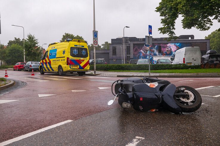 Bij het ongeval op de Zamenhofrotonde raakte een scooterrijder gewond. - Foto: Peter Denekamp