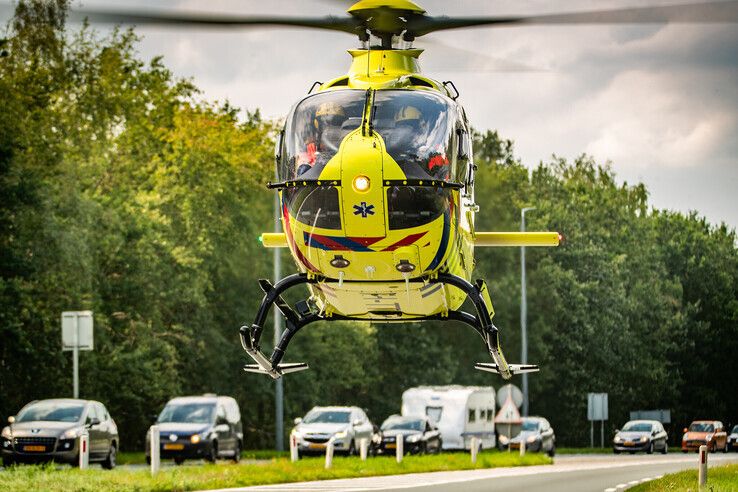 De traumahelikopter landde op de N35 in Heino om te assisteren bij het ongeval. - Foto: Hugo Janssen