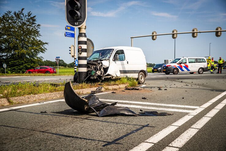 Een auto belandde tegen een verkeerspaal in de middenberm. - Foto: Hugo Janssen