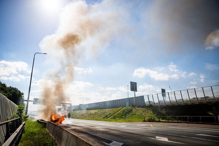 Auto brandt compleet uit op A28 bij Zwolle-Zuid, file tot aan Hattem - Foto: Hugo Janssen