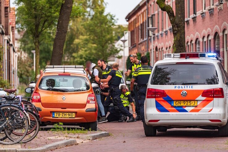 De 33-jarige Zwollenaar verzette zich flink bij zijn aanhouding in de Sallandstraat. - Foto: Peter Denekamp