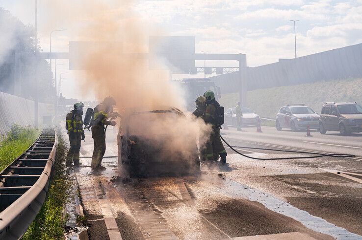Auto brandt compleet uit op A28 bij Zwolle-Zuid, file tot aan Hattem - Foto: Peter Denekamp