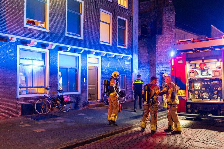 In een woning aan de Buitenkant heeft donderdag een keukenbrand gewoed.  - Foto: Peter Denekamp