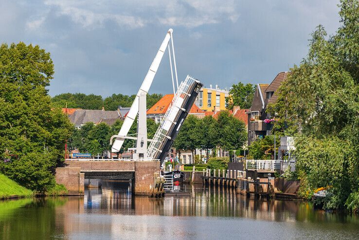 Maandag is begonnen met het onderhoud van de Diezerpoortenbrug. - Foto: Peter Denekamp