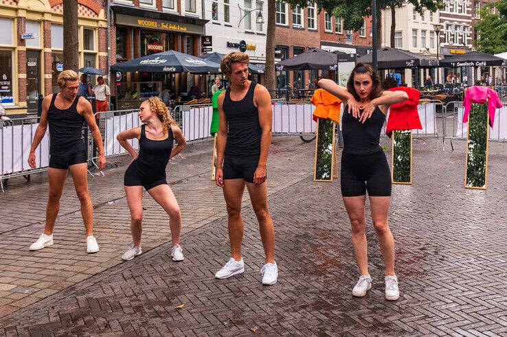 In beeld: Productiehuis uit Kampen zet Zwolle in vuur en vlam tijdens pride - Foto: Peter Denekamp