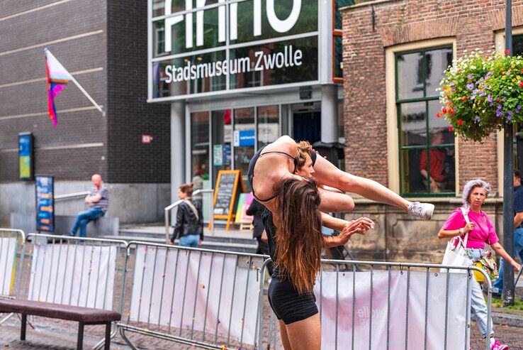 In beeld: Productiehuis uit Kampen zet Zwolle in vuur en vlam tijdens pride - Foto: Peter Denekamp