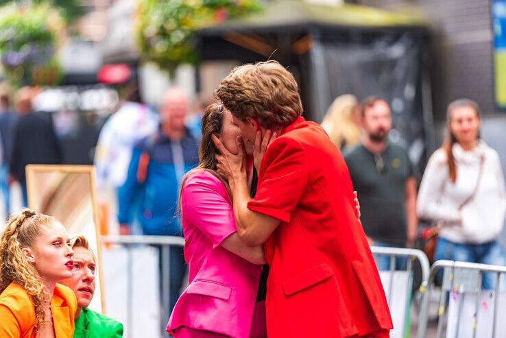 In beeld: Productiehuis uit Kampen zet Zwolle in vuur en vlam tijdens pride - Foto: Peter Denekamp