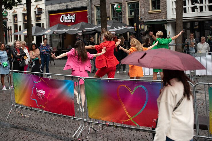 In beeld: Productiehuis uit Kampen zet Zwolle in vuur en vlam tijdens pride - Foto: Peter Denekamp