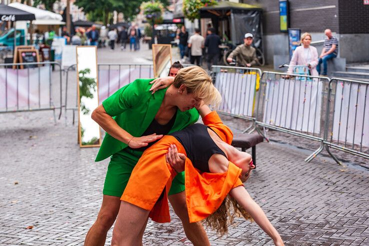 In beeld: Productiehuis uit Kampen zet Zwolle in vuur en vlam tijdens pride - Foto: Peter Denekamp