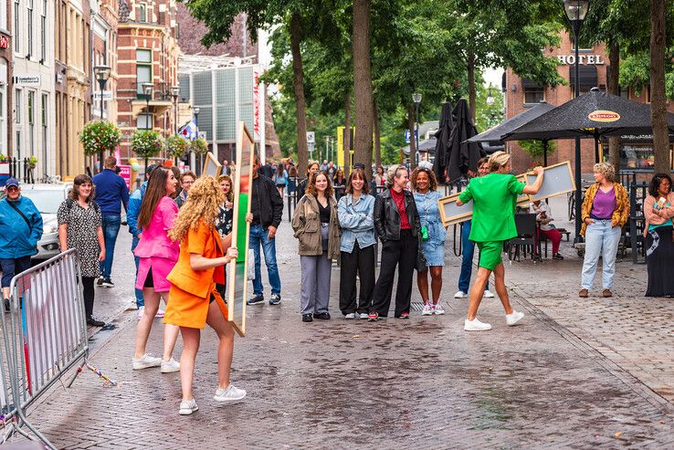 In beeld: Productiehuis uit Kampen zet Zwolle in vuur en vlam tijdens pride - Foto: Peter Denekamp