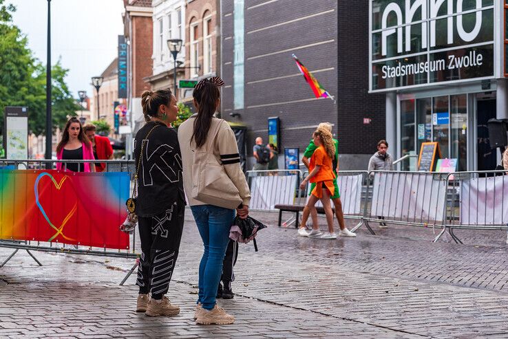 In beeld: Productiehuis uit Kampen zet Zwolle in vuur en vlam tijdens pride - Foto: Peter Denekamp