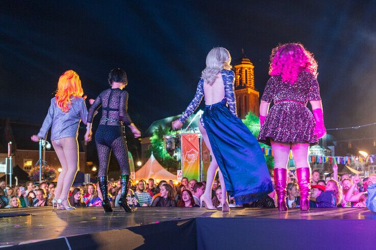 In beeld: Na mishandeling staat dragqueen Envy Peru op podium Zwolle Pride: ‘Als mensen zich afvragen waarom een Pride nodig is…’ - Foto: Peter Denekamp