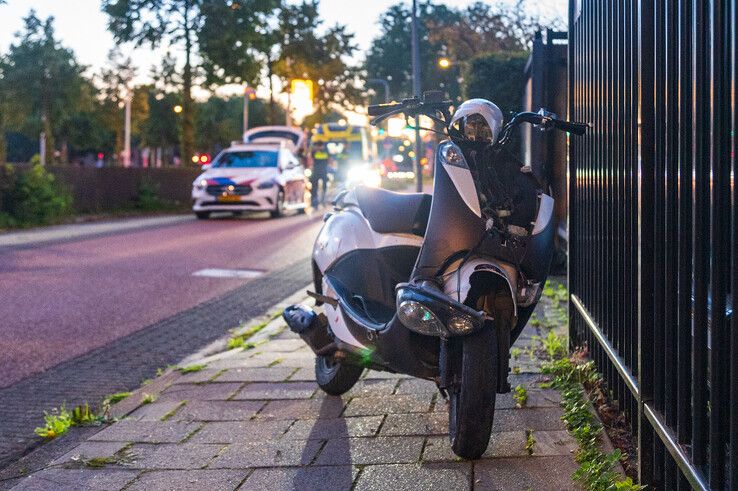 De scooter raakte flink beschadigd door de frontale botsing. - Foto: Peter Denekamp