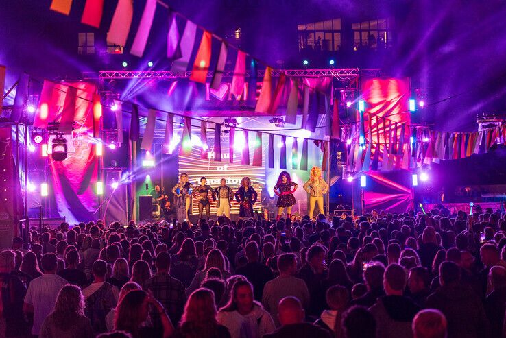 In beeld: Na mishandeling staat dragqueen Envy Peru op podium Zwolle Pride: ‘Als mensen zich afvragen waarom een Pride nodig is…’ - Foto: Peter Denekamp