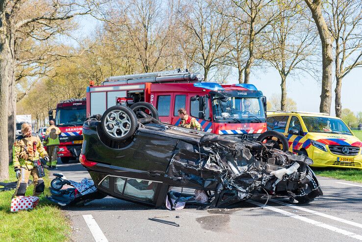 De door Jesper K. aangereden auto sloeg over de kop, een bejaarde vrouw overleefde het ongeval niet. - Foto: Peter Denekamp