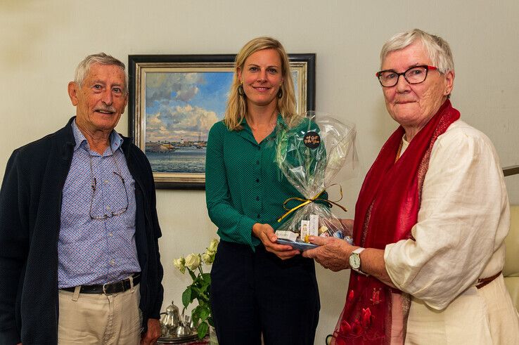 Wethouder Dorrit de Jong ging bij het echtpaar op bezoek om ze te feliciteren.  - Foto: Peter Denekamp