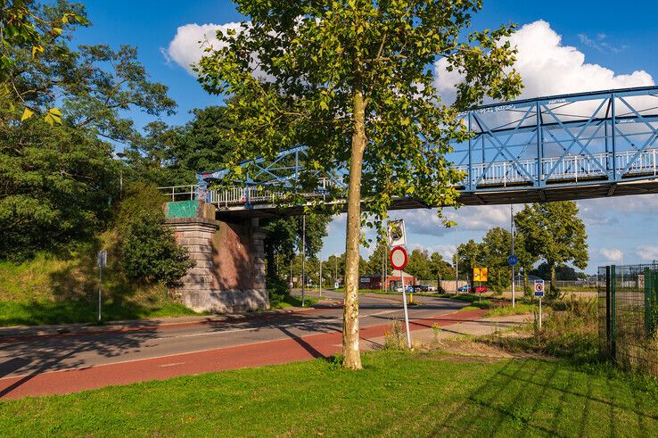 Een man is overleden na een val van de Hoge Spoorbrug bij de Oosterlaan. - Foto: Peter Denekamp