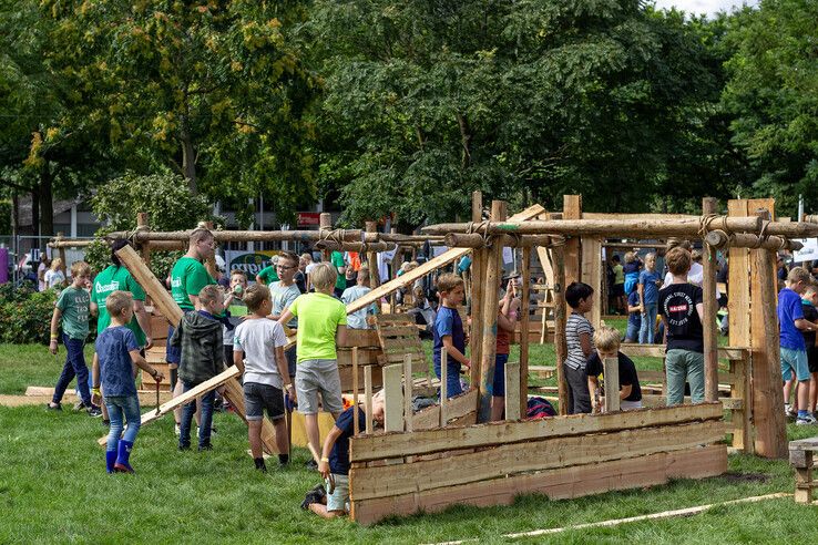 In beeld: Honderden kinderen bouwen in Stadshagen aan grootste huttendorp van Zwolle - Foto: Ruben Meinten