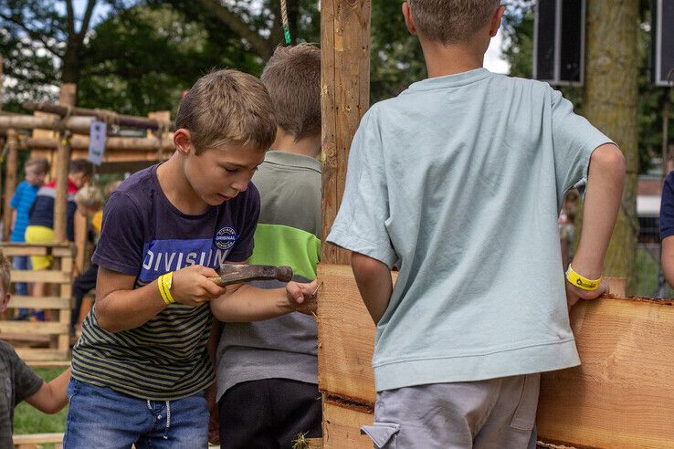In beeld: Honderden kinderen bouwen in Stadshagen aan grootste huttendorp van Zwolle - Foto: Ruben Meinten