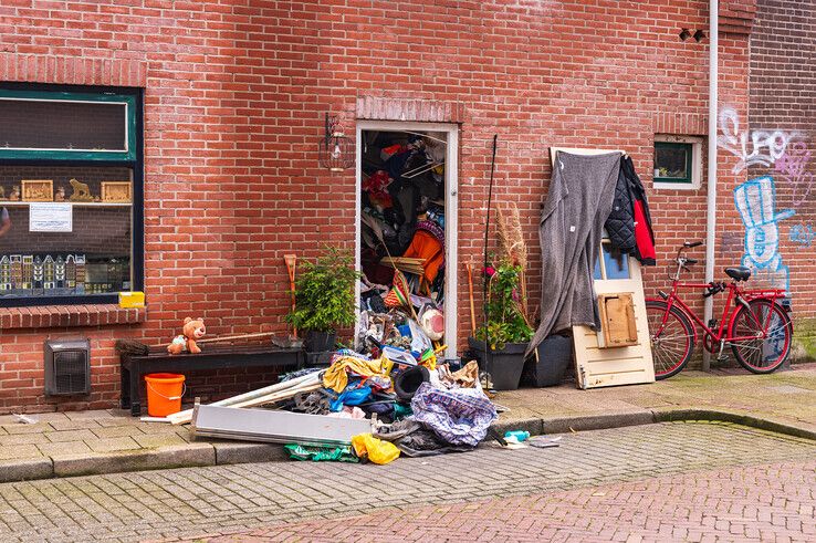 Medewerkers van Meesterwerk verwijderden de voordeur om in de woning te komen. - Foto: Peter Denekamp