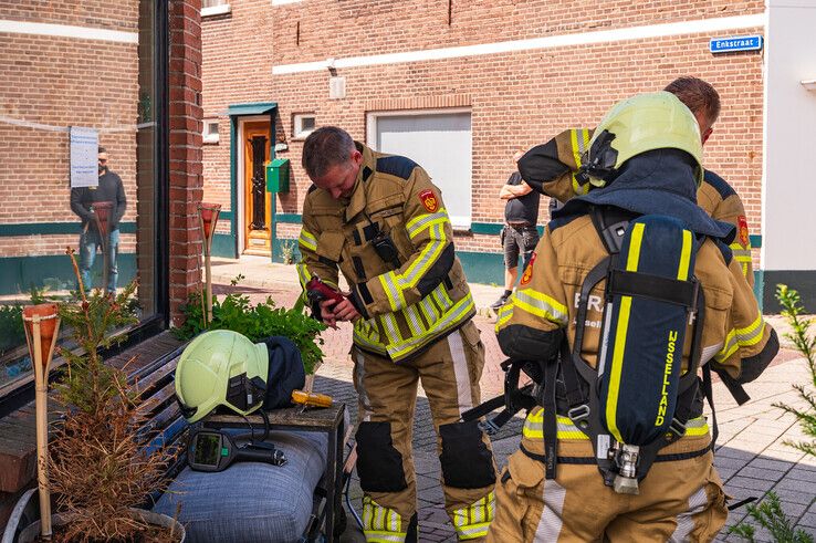 De brandweer voerde metingen uit rondom de woning. - Foto: Peter Denekamp