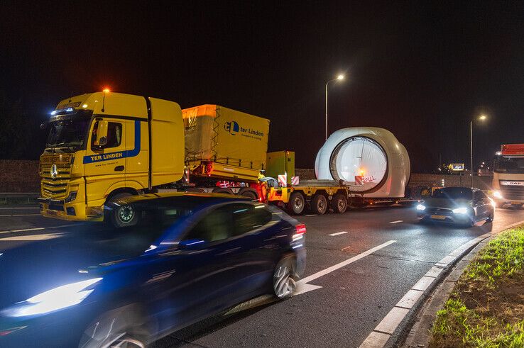 Een vrachtwagen met een brede lading reed zich vast op Verkeersplein Zuid. - Foto: Peter Denekamp