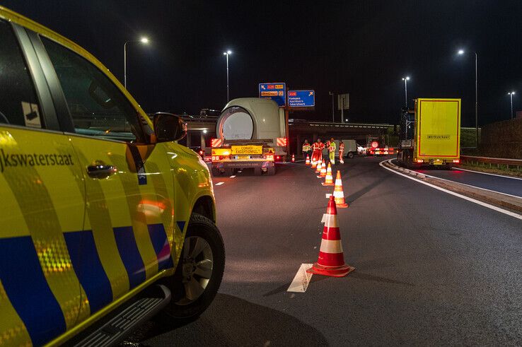 Speciaal transport rijdt zich vast bij werkzaamheden A28 in Zwolle - Foto: Peter Denekamp