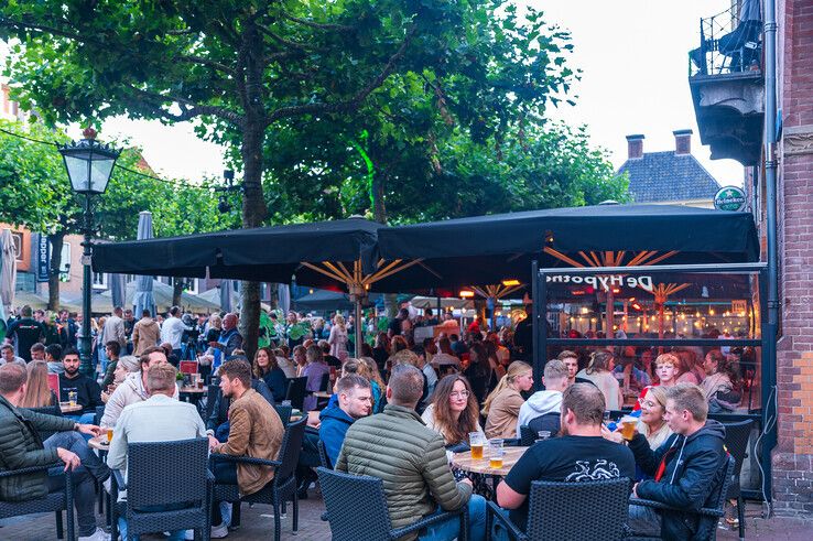 In de avond werd het steeds drukker op het plein in de Kampense binnenstad. - Foto: Peter Denekamp