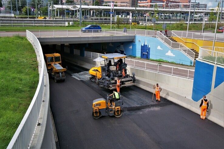 De autotunnel wordt voorzien van een nieuwe laag asfalt. - Foto: Obbe Bakker