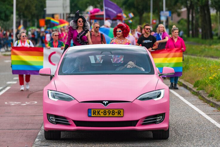 In beeld: Voor het zingen de kerk uit met regenboogvlag tijdens Pride Walk Zwolle - Foto: Peter Denekamp