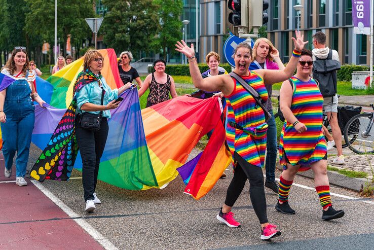 In beeld: Voor het zingen de kerk uit met regenboogvlag tijdens Pride Walk Zwolle - Foto: Peter Denekamp