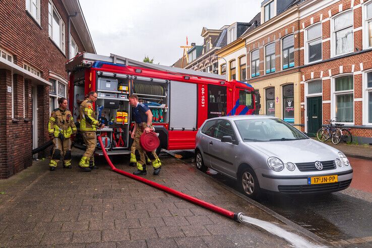 De brandweer pompte de kelder leeg met een zware pomp van het blusvoertuig. - Foto: Peter Denekamp