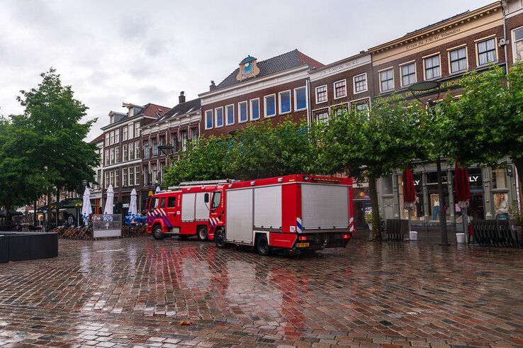 De regen veroorzaakte ook in de binnenstad enige wateroverlast. - Foto: Peter Denekamp