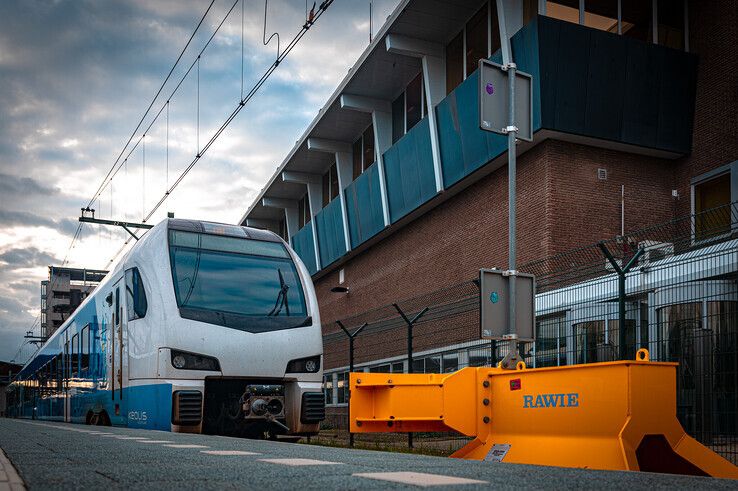 Een trein van Keolis op het station in Zwolle. - Foto: Peter Denekamp