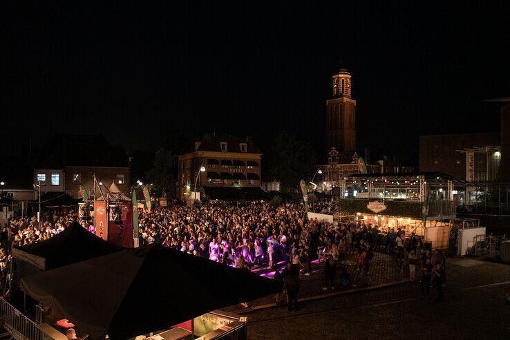 In beeld: Gezelligheid, drukte en veel muziek op Straatfestival, vanavond volgt Straatfestival x Zwolle Pride - Foto: Geertjan Kuper