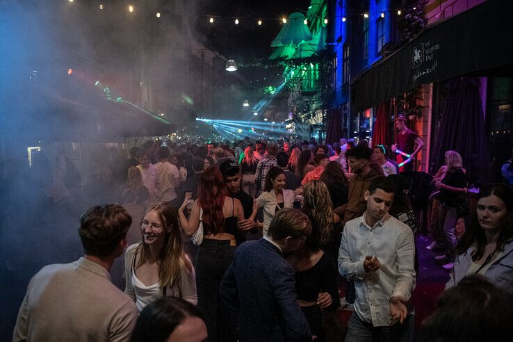 In beeld: Gezelligheid, drukte en veel muziek op Straatfestival, vanavond volgt Straatfestival x Zwolle Pride - Foto: Geertjan Kuper