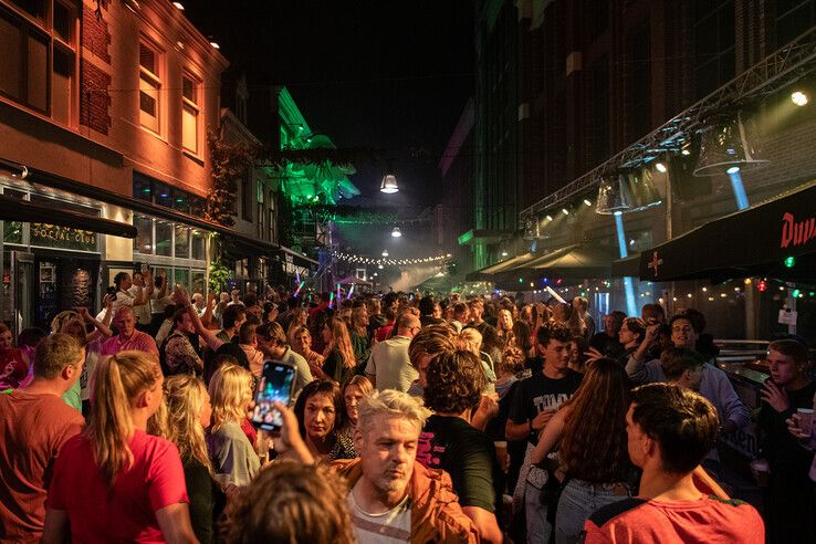 In beeld: Gezelligheid, drukte en veel muziek op Straatfestival, vanavond volgt Straatfestival x Zwolle Pride - Foto: Geertjan Kuper