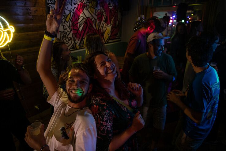 In beeld: Gezelligheid, drukte en veel muziek op Straatfestival, vanavond volgt Straatfestival x Zwolle Pride - Foto: Geertjan Kuper