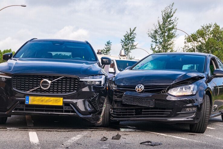 Beide auto's raakten flink beschadigd. - Foto: Peter Denekamp